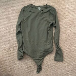 Nuuds crew neck bodysuit size large in olive